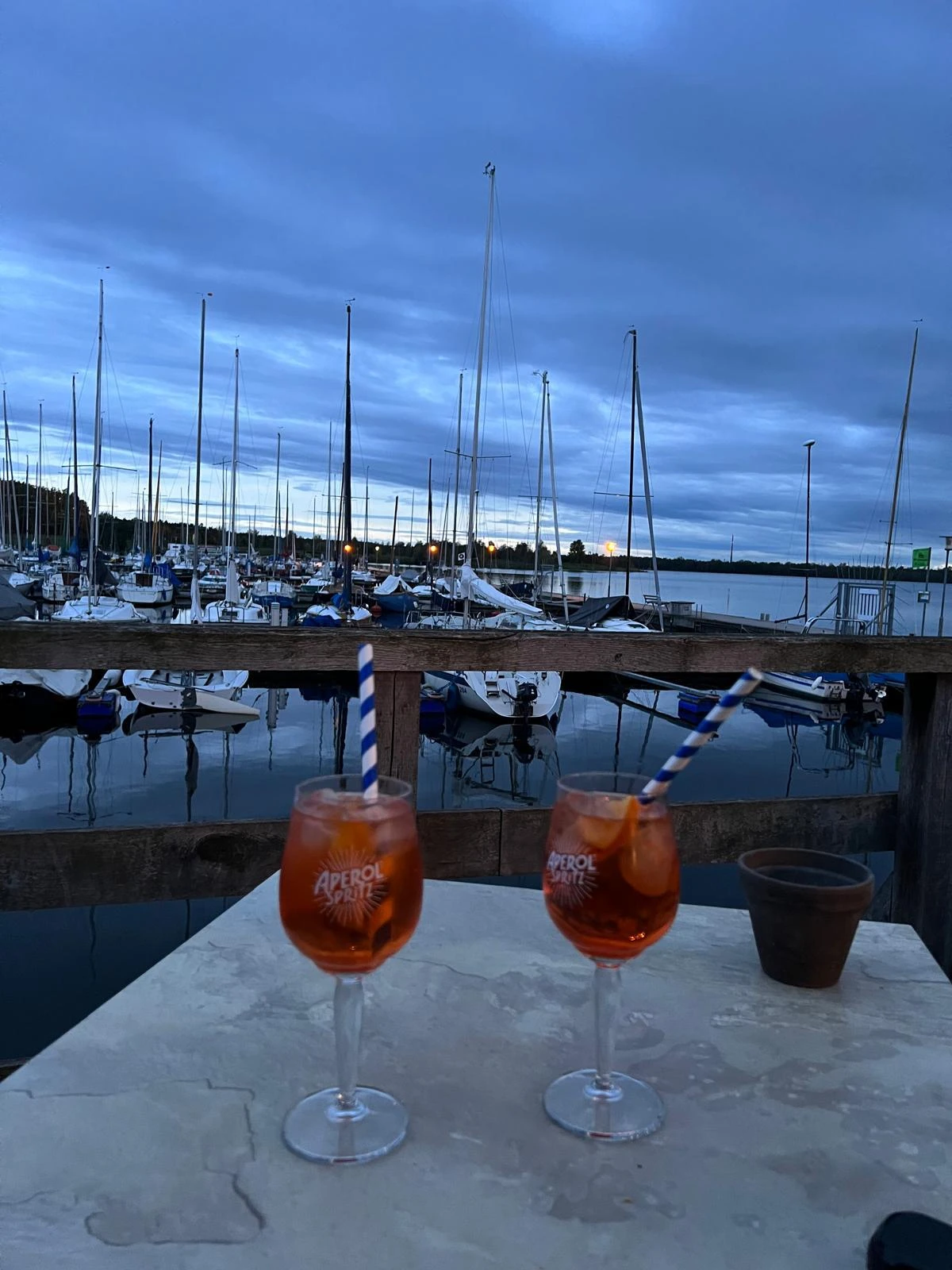 Aperol am Hafen mit Blick auf die Boote