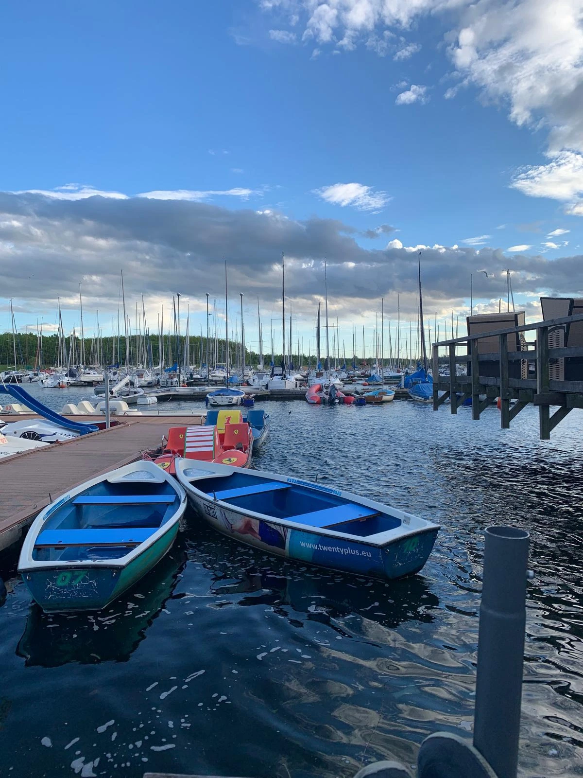 Boote am Hafen des Sees